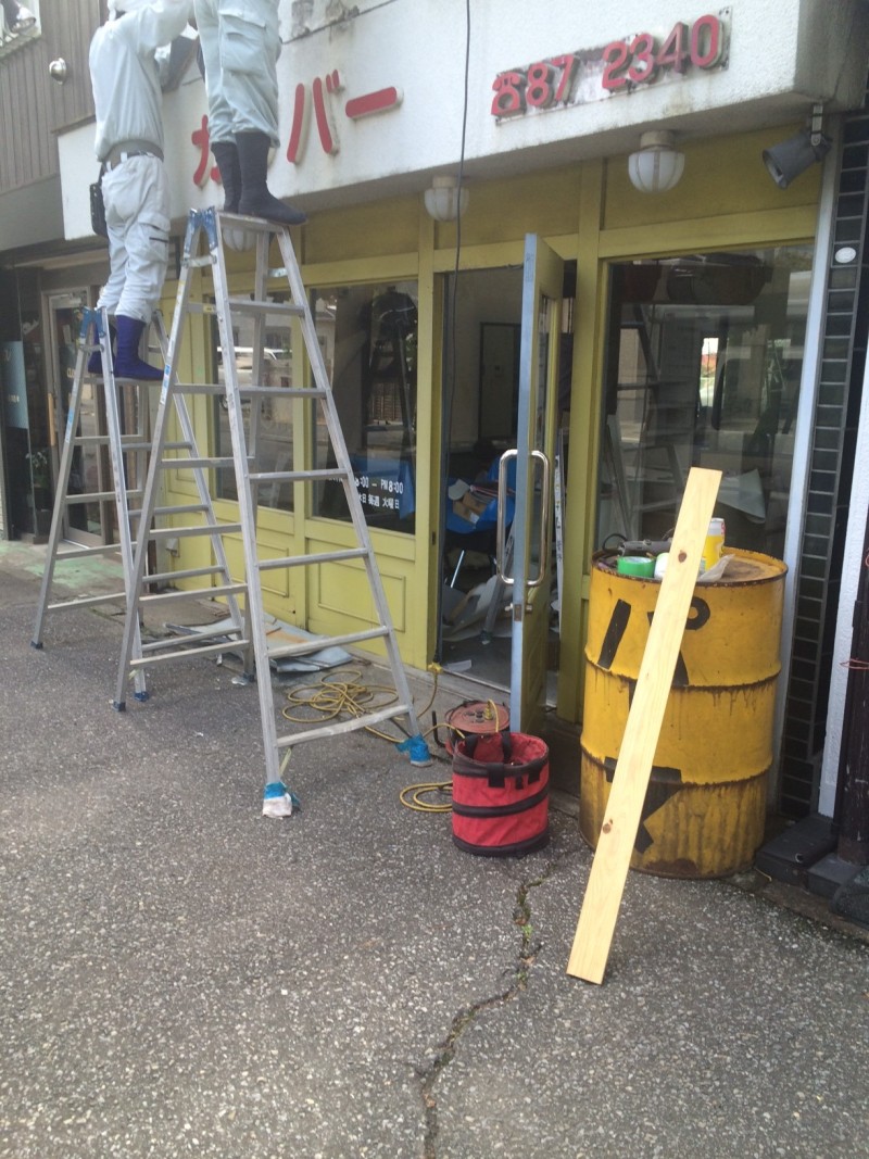 老朽化した外装の画像